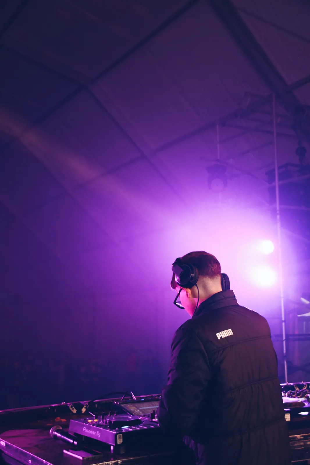 DJgeeorge durante un evento