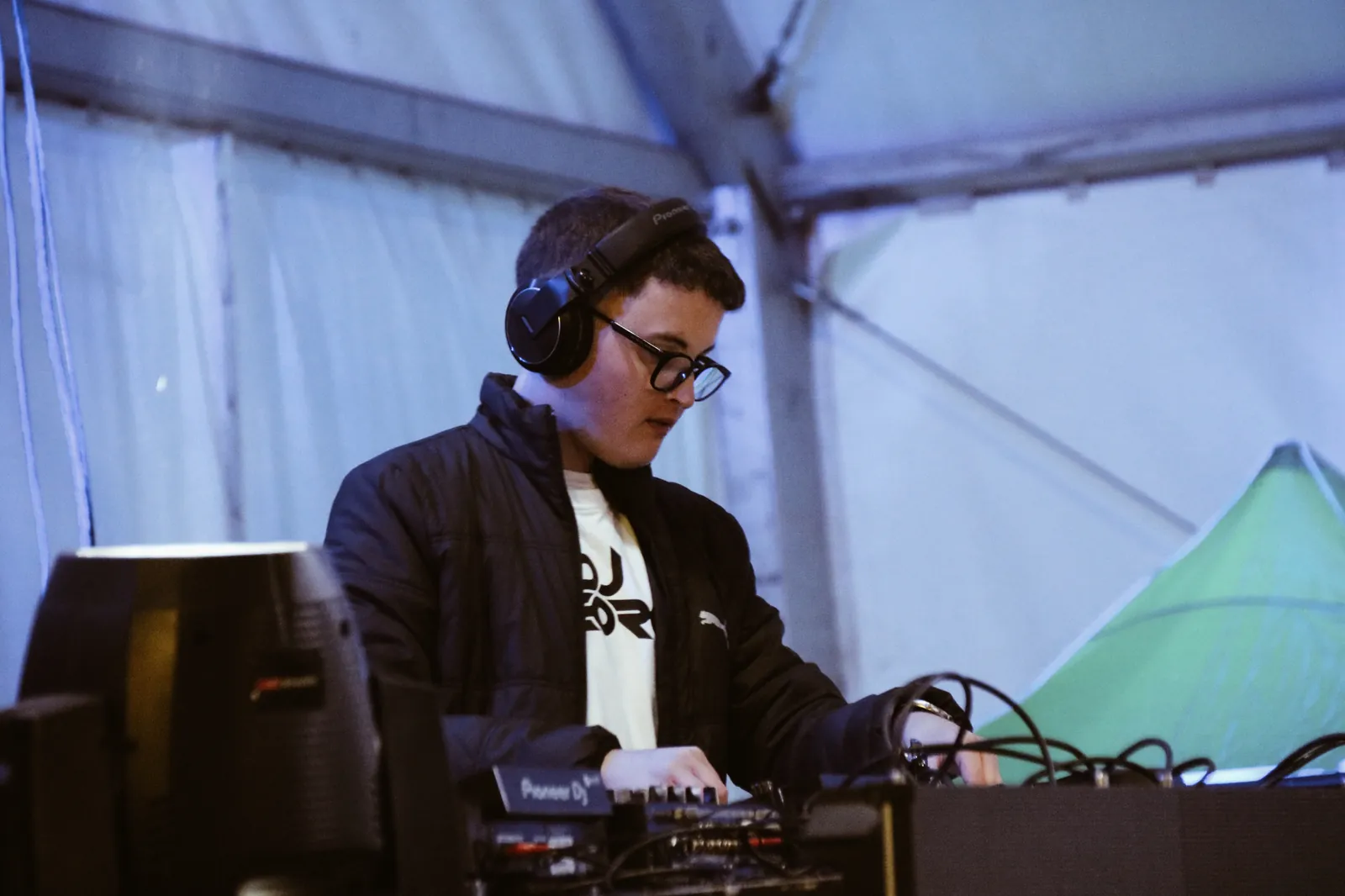 DJgeeorge durante un evento