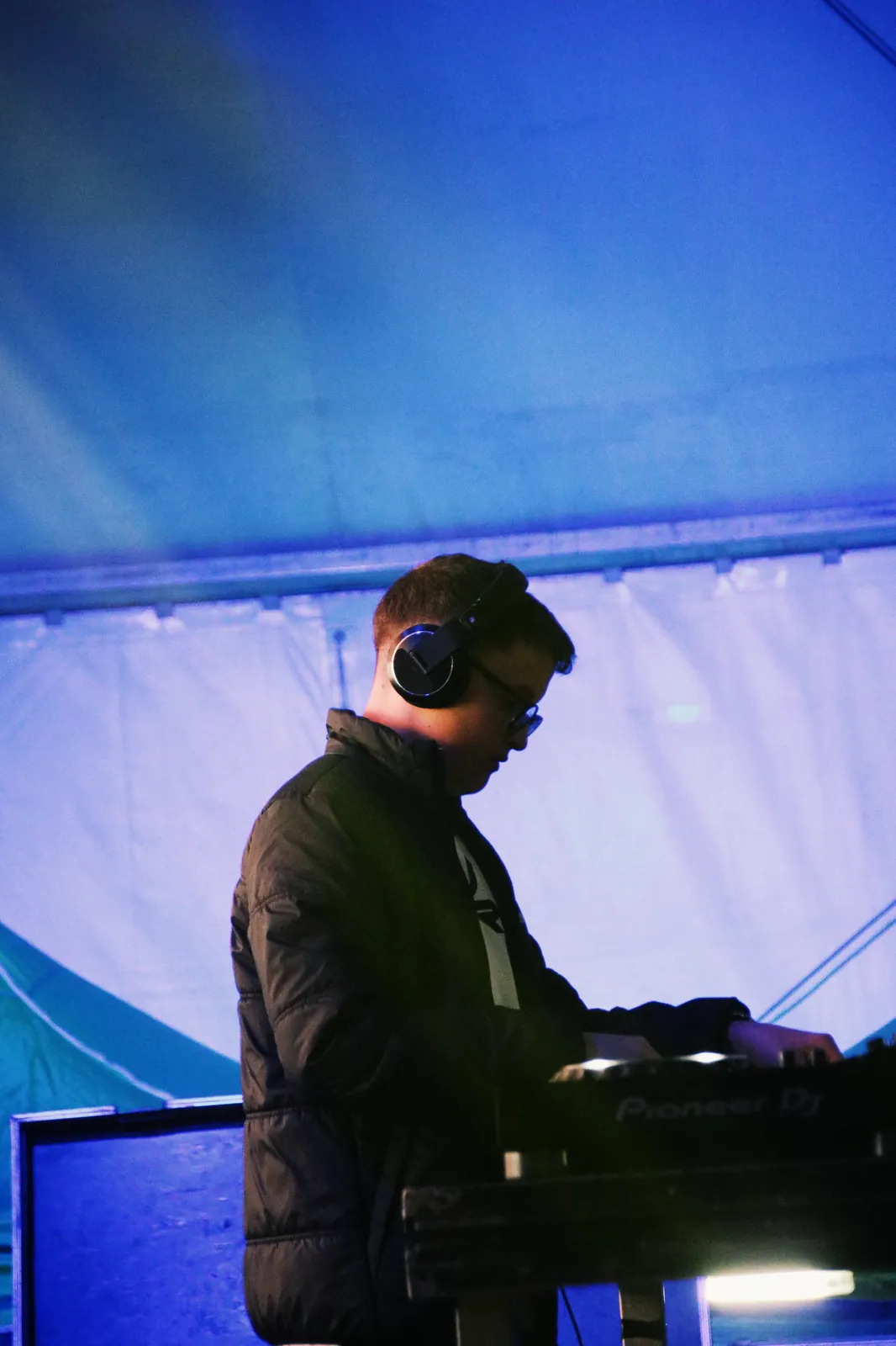 DJgeeorge durante un evento